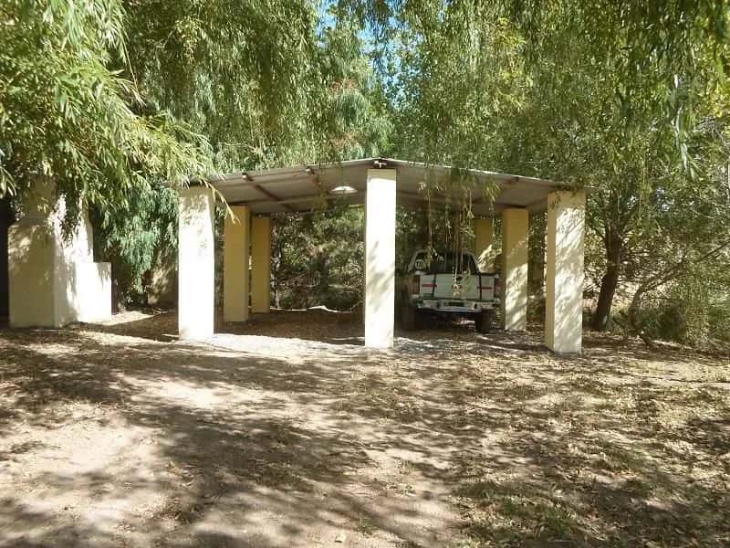 Cochera cubierta de Propiedades Charly Balneario Reta