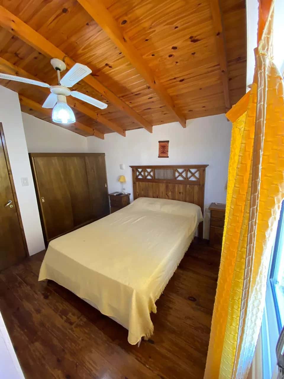 Habitación con cama matrimonial de Cossa Nostra en Balneario Reta