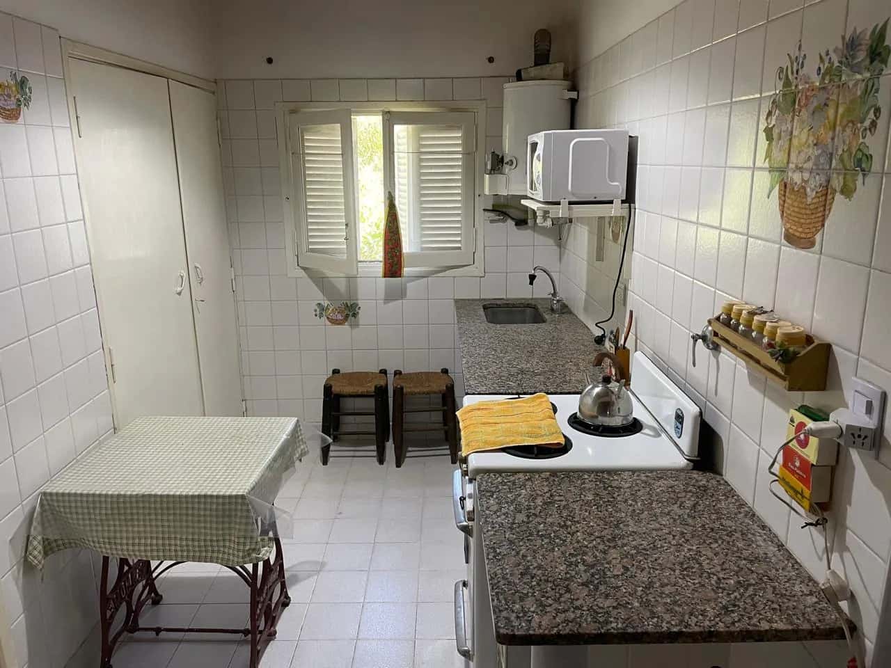 Detalles del equipamiento de cocina en El Paraíso en Balneario Reta