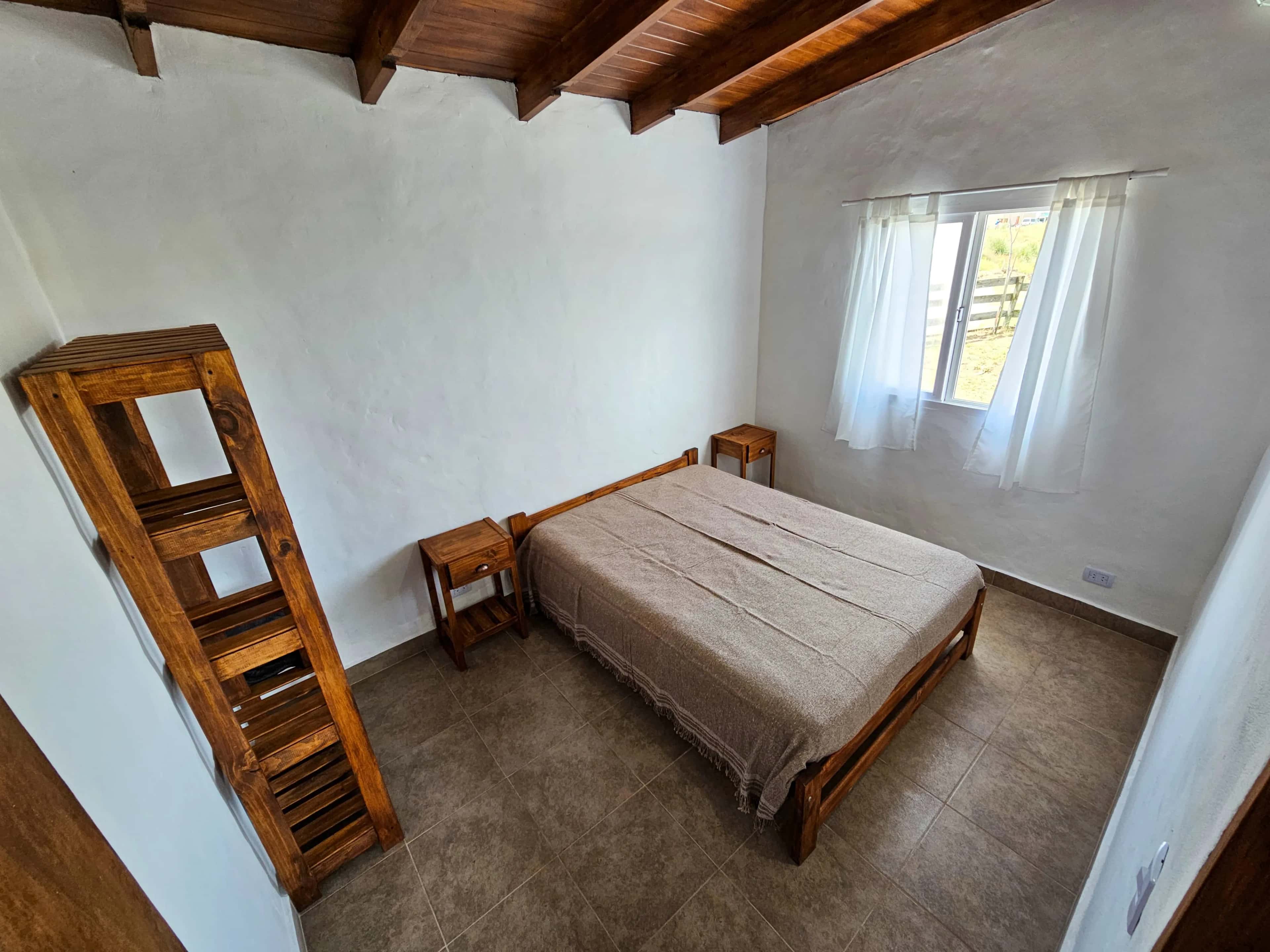 Dormitorio luminoso con cama matrimonial en La Casa del Arroyo en Balneario Reta
