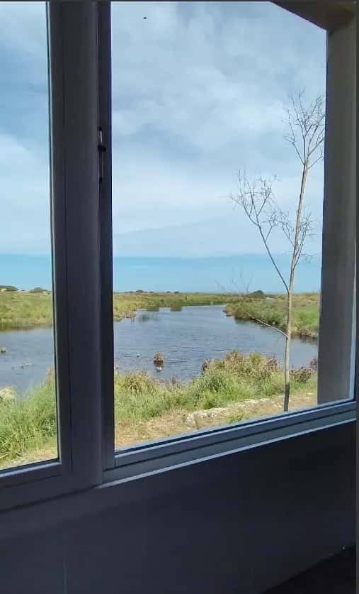 Ventana con vista al arroyo desde La Casa del Arroyo en Balneario Reta