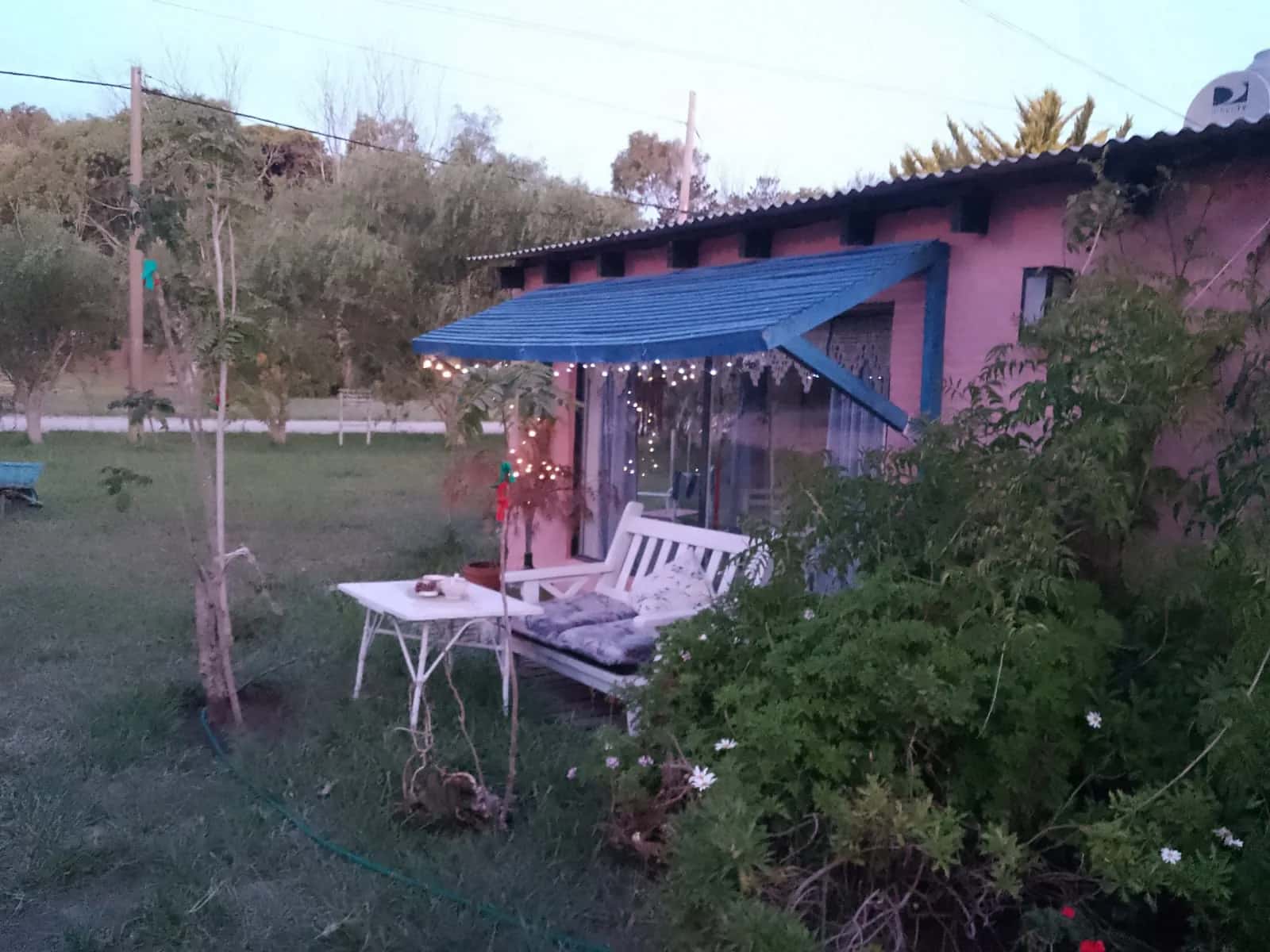 Amplio parque arbolado de La Casita Rosada de Inés en Balneario Reta