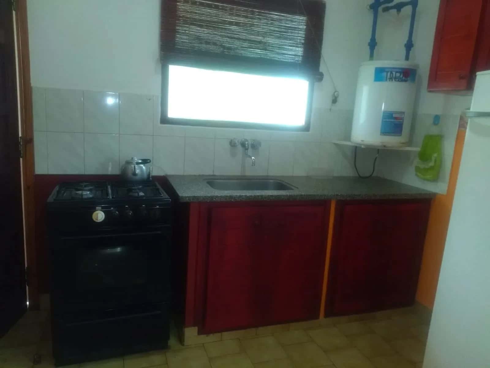 Cocina completa con horno y heladera en La Ponderosa en Balneario Reta