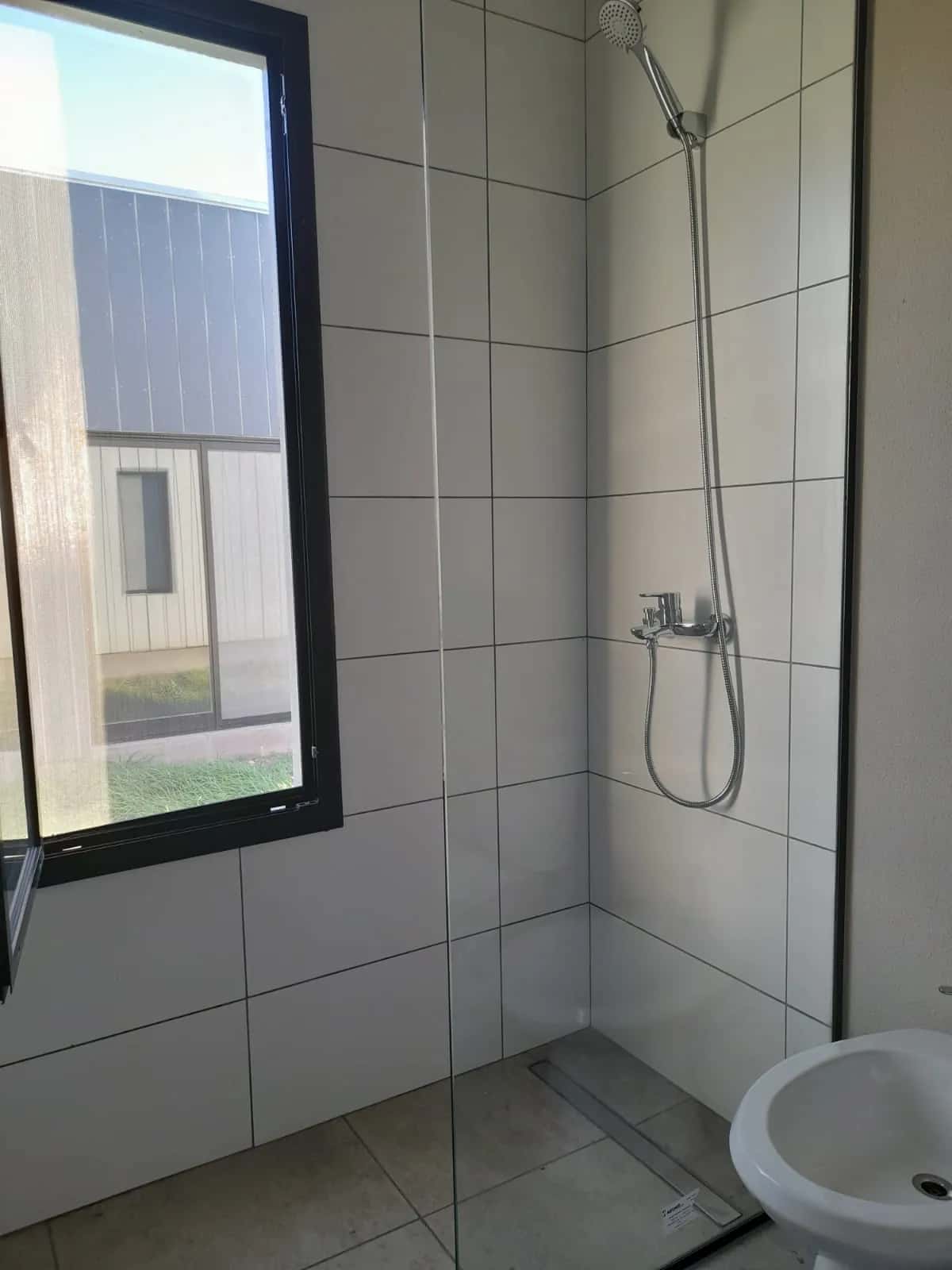 Baño con ducha Las Negritas en Balneario Reta