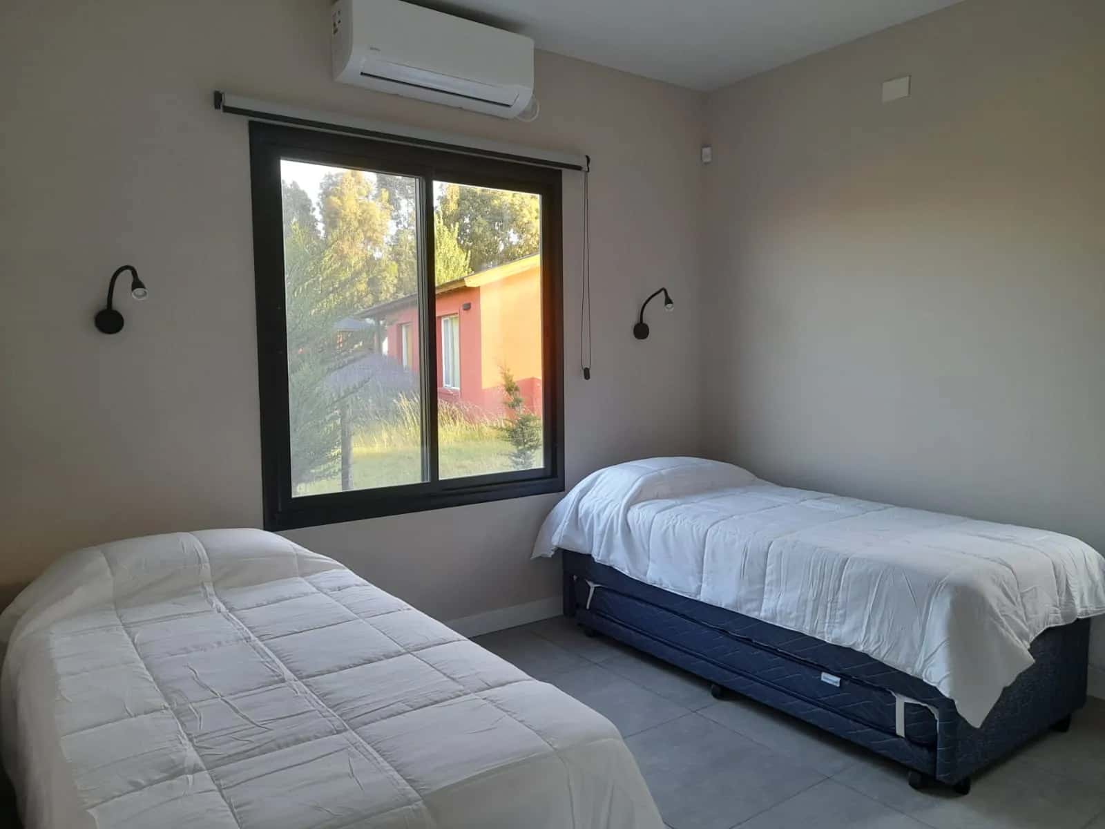 Dormitorio con camas individuales Las Negritas en Balneario Reta