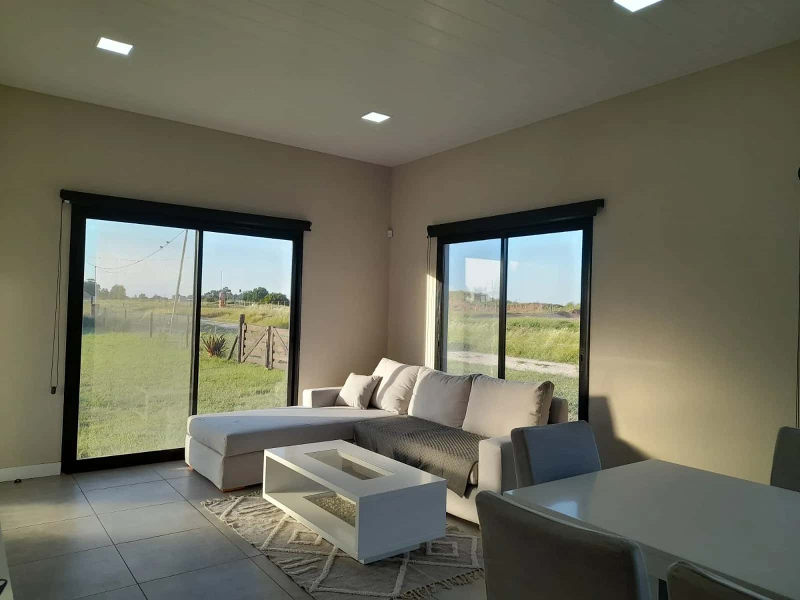 Estar comedor minimalista de alta gama en Complejo Las Negritas en Balneario Reta