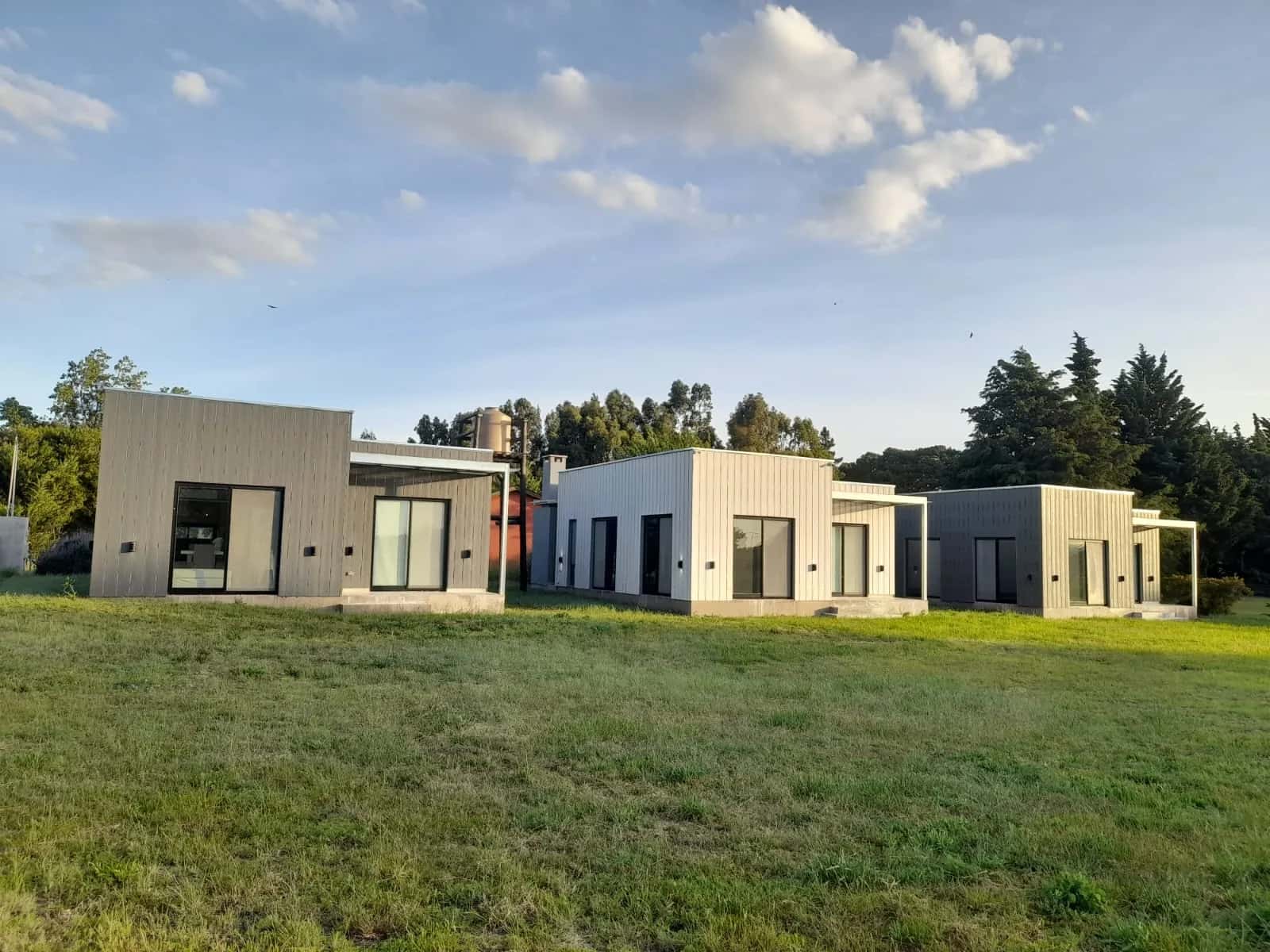 Frente del Complejo Las Negritas con diseño moderno a estrenar en Balneario Reta