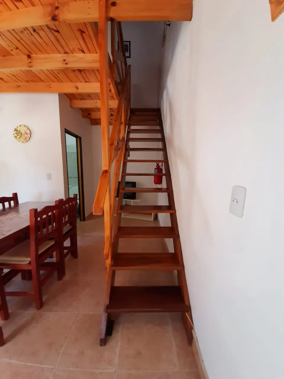 Escalera al segundo piso en Complejo Luan en Balneario Reta