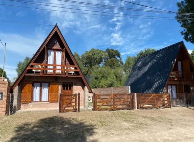 Fachada en esquina de las cabañas alpinas en Complejo San Rafael en Balneario Reta