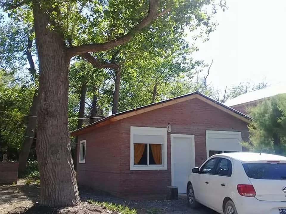 Cabaña para 3 y 4 personas rodeada de árboles en Cabañas Santa Rita en Balneario Reta