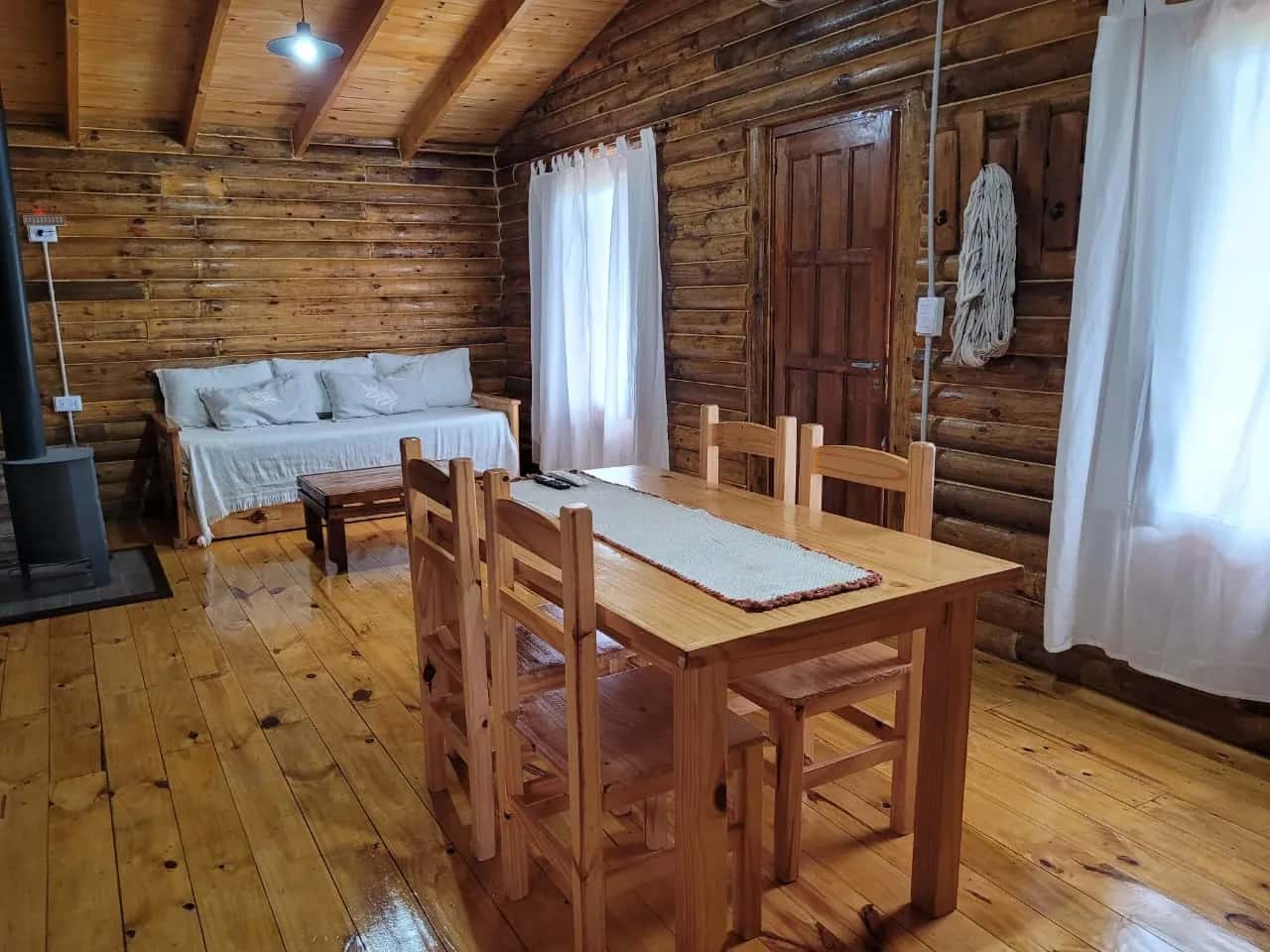 Sala de estar y comedor de Yuanfen Cabañas en Balneario Reta