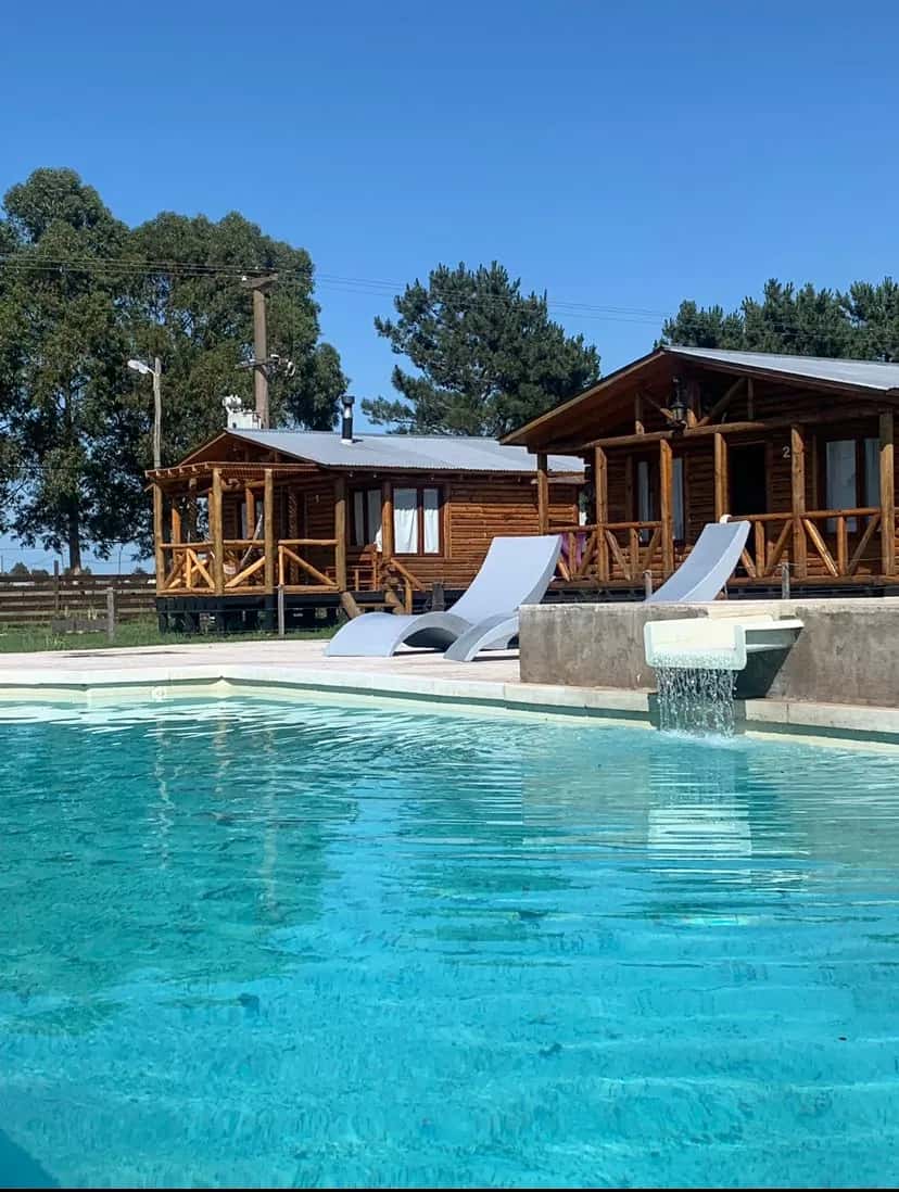 Espacio para reposeras junto a la pileta en Yuanfen en Balneario Reta