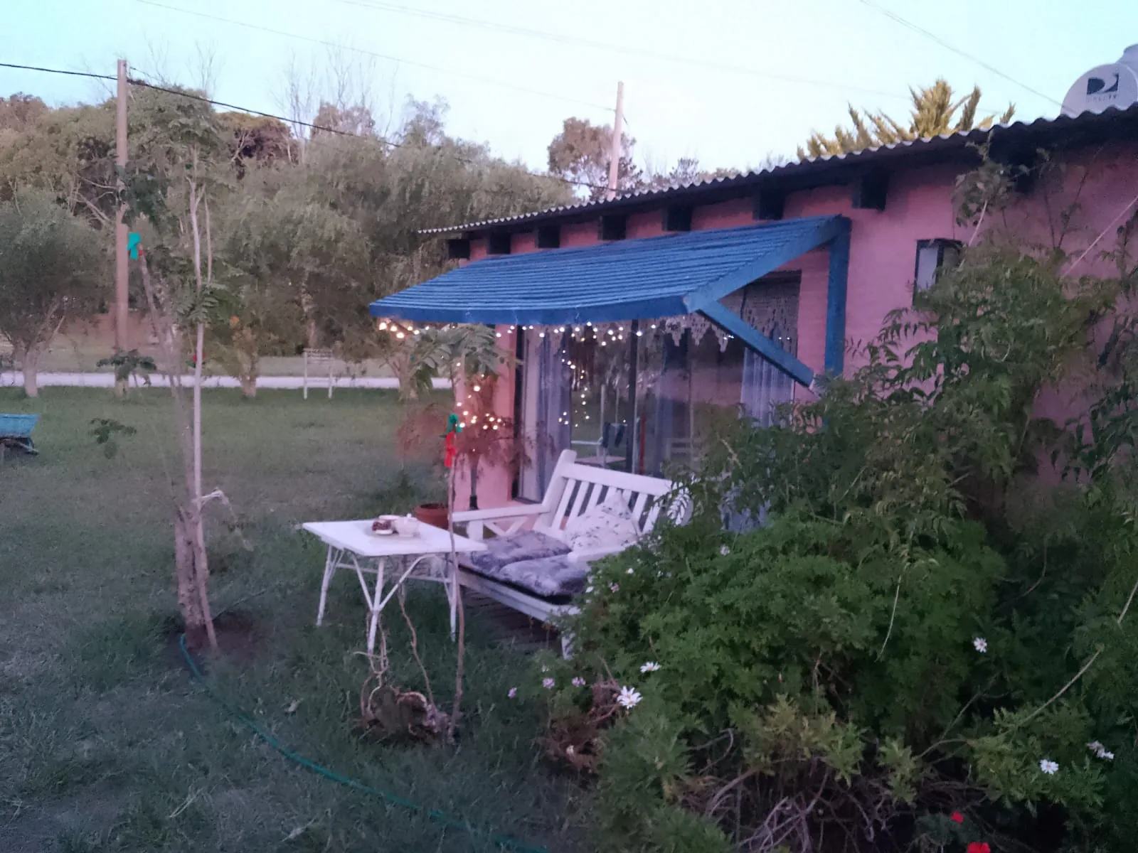 Amplio parque arbolado de La Casita Rosada de Inés en Balneario Reta