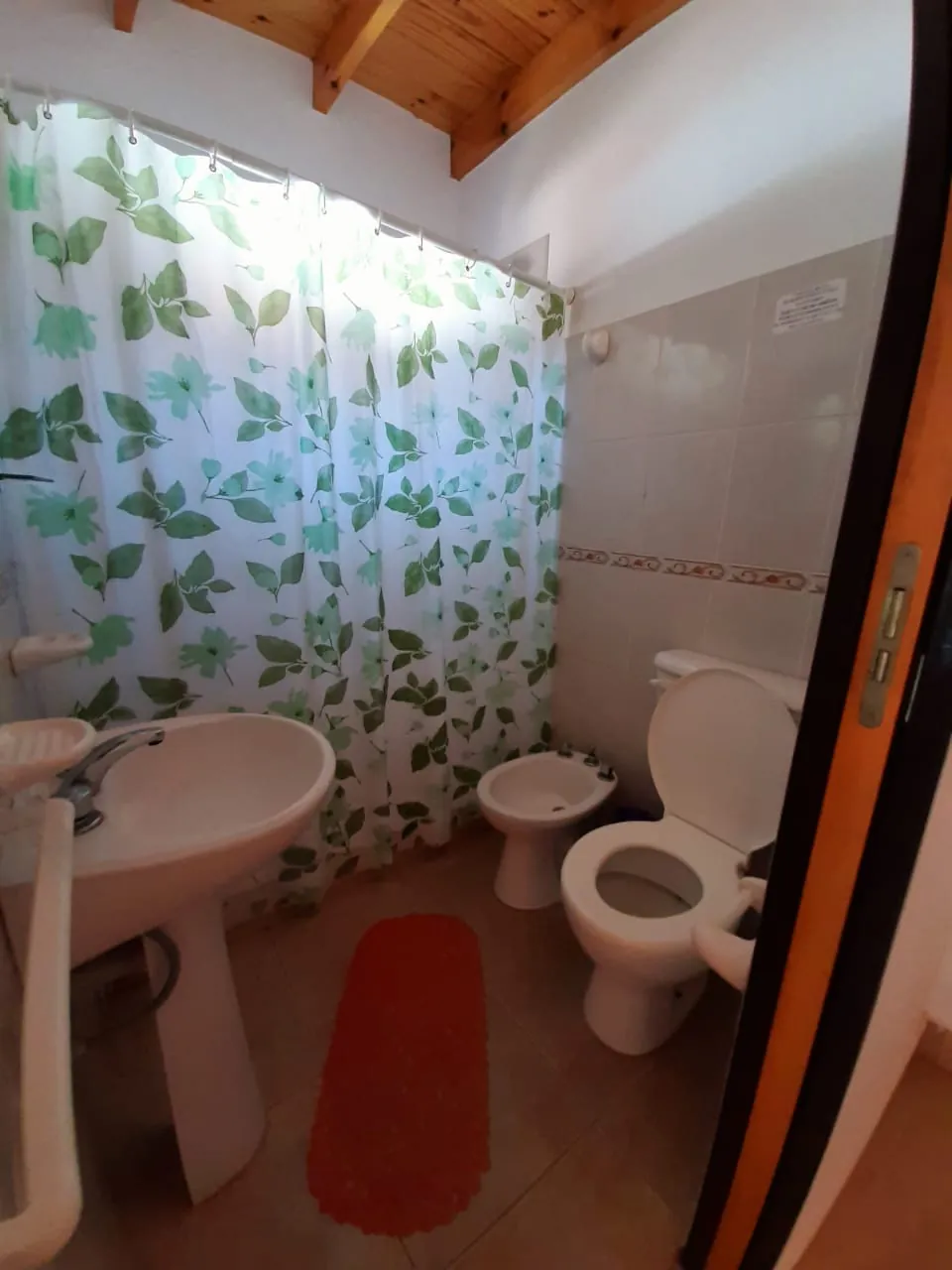 Baño completo del Complejo Luan en Balneario Reta