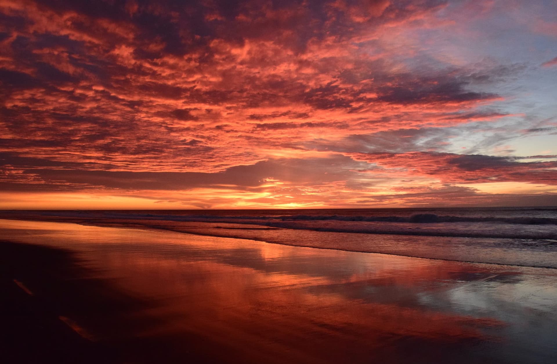 Espectacular atardecer sobre el mar Atlántico en Balneario Reta