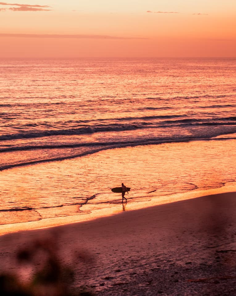 Costa de Balneario Reta al Atardecer