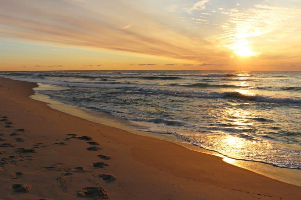 Playa de Balneario Reta al Amanecer con Luz Fría