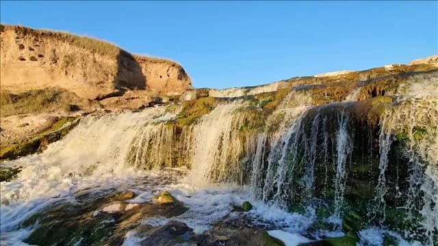 Cascada La Escondida en el Río Quequén Salado - Playitas de arena de agua dulce protegidas del viento en Balneario Reta