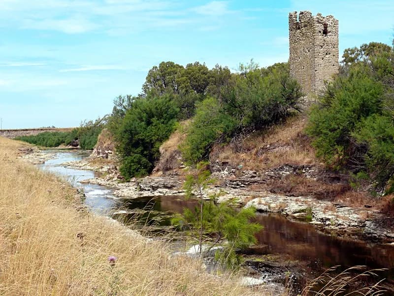 Molino La Rosa en la región de Balneario Reta - Ruinas y engranajes de un molino harinero hidráulico histórico del año 1870