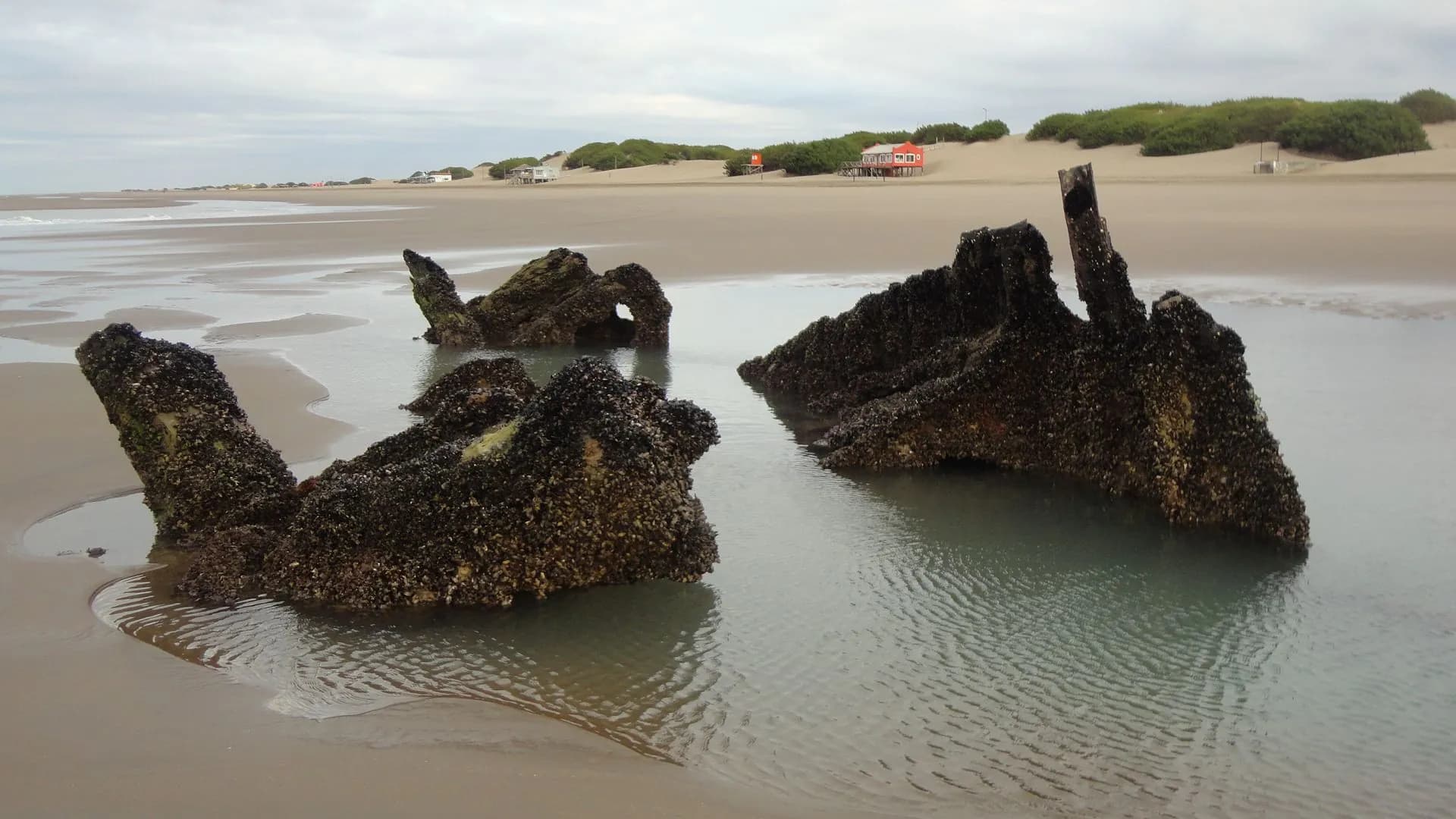 El Barco Hundido de Reta: Historia, Misterio y Cómo Visitarlo