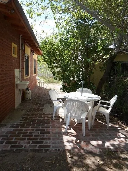 Parque con mesas y sillas de jardín de Propiedades Charly Balneario Reta