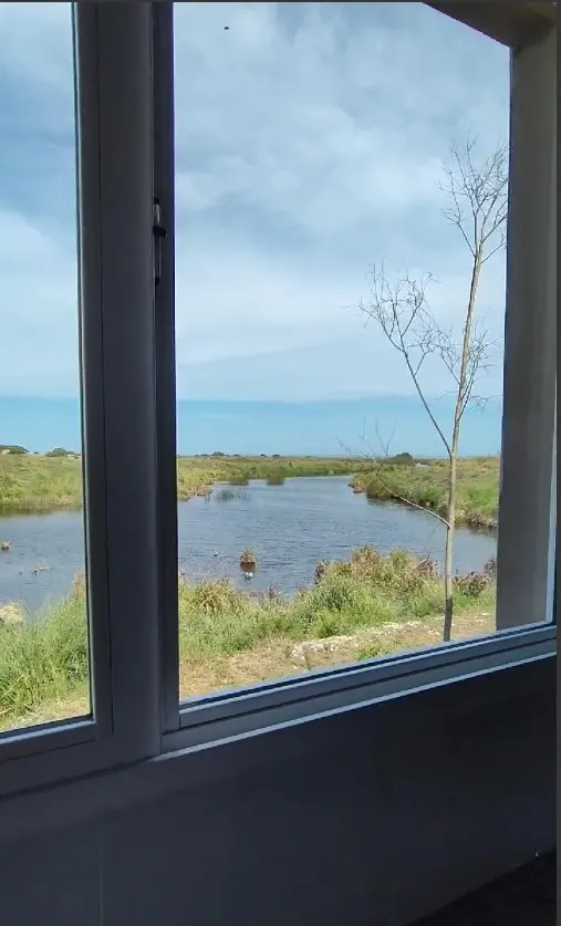 Ventana con vista al arroyo desde La Casa del Arroyo en Balneario Reta