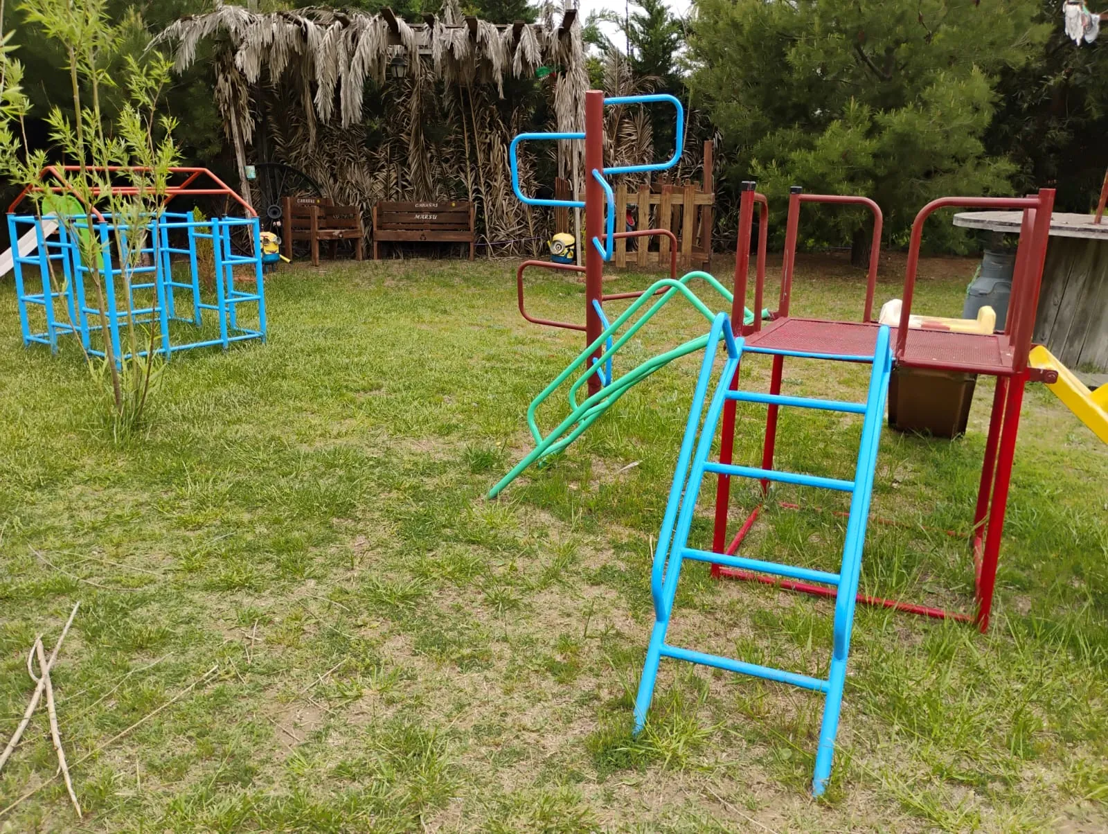 Parque arbolado con juegos infantiles de Cabañas Marsu en Balneario Reta